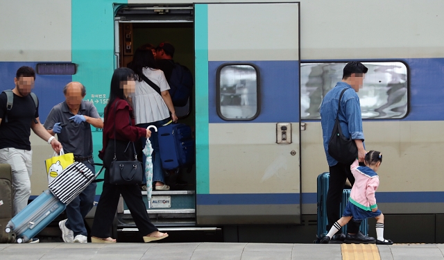 서울역에서 KTX를 이용하기 위해 이동하고 있는 시민들의 모습. 사진 뉴시스
