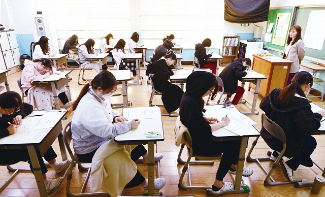 10월 12일 경기 수원시 수원여자고등학교에서 3학년 학생들이 전국연합학력평가를 치르고 있다. 사진 뉴시스