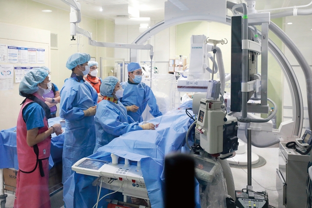 8월 3일 서울대학교 병원 심혈관조영실에서 의대생들이 보건복지부 필수의료 의대생 실습지원 사업에 참여해 참관하고 있다. 사진 뉴시스