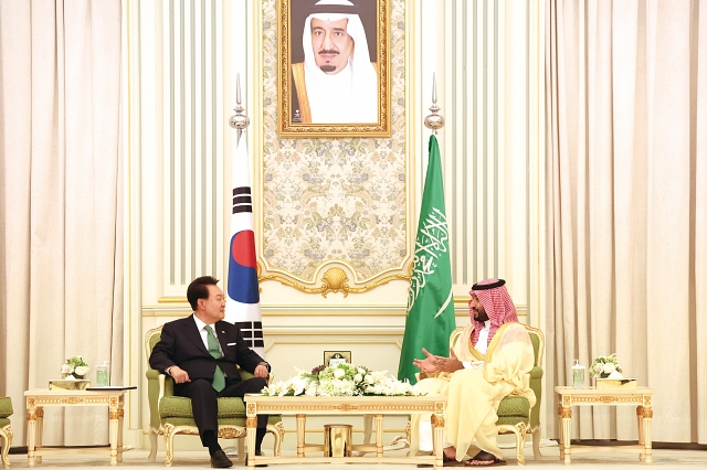 사우디아라비아를 국빈 방문한 윤석열 대통령이 10월 22일(현지시간) 리야드 야마마궁에서 모하메드 빈 살만 빈 압둘아지즈 알 사우드 왕세자 겸 총리와 한·사우디 정상회담을 하고 있다. 사진 뉴시스