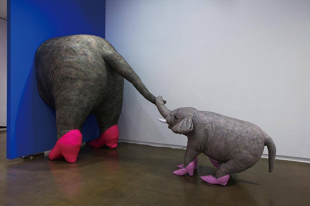이정윤, &lsquo;on the edge(경계에 서서)&rsquo;, 340&times;200&times;200㎝, 섬유, 공기주입모터, 2011년