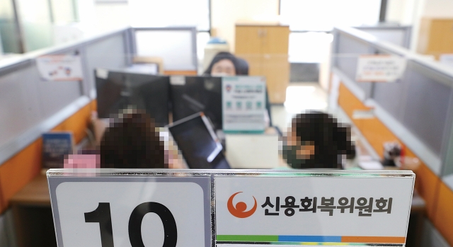 서울 중구 중앙서민금융통합지원센터를 찾은 시민이 신용회복 관련 상담을 받고 있다. 사진 뉴시스