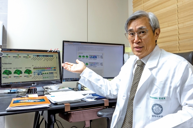 ADHD는 행동을 통제하고 집중력을 유지시키는 전전두엽의 발달이 느려 나타나는 ‘뇌 질환’이다. 반 교수가 뇌 사진을 보며 설명하고 있다. 사진 C영상미디어