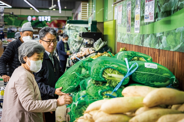 서울 서초구 하나로마트 양재점에서 허장행 농협경제지주 채소사업국장(오른쪽)이 고객과 함께 김장 배추를 고르고 있다. 사진 C영상미디어