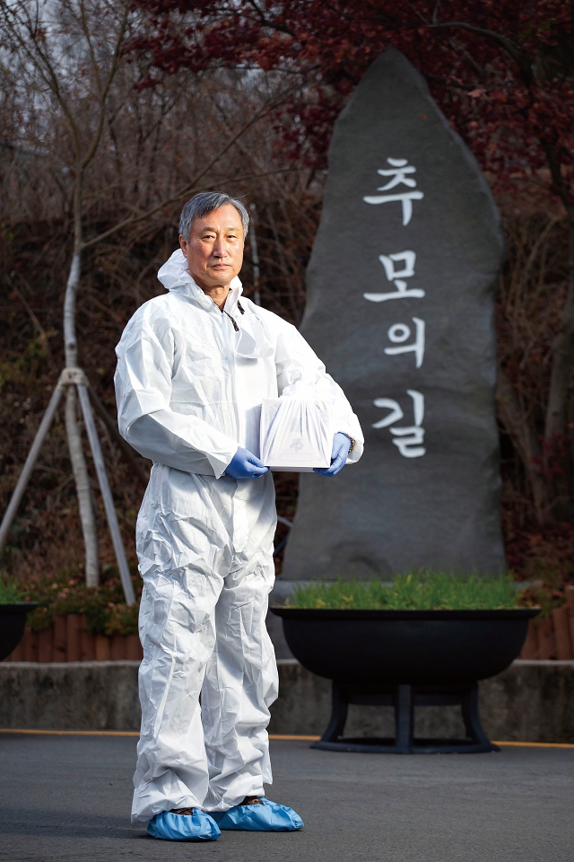 코로나19 당시 대구에서 가장 먼저 사망자 시신을 수습했던 건 강봉희 대표와 봉사단이었다. 사진 조선DB