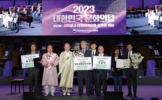 유인촌 문화체육관광부 장관이 10월 21일 전남 신안군 1004뮤지엄파크에서 열린 &lsquo;2023 대한민국 문화의 달&rsquo; 기념행사에 참석해 지역문화대상 수상자들과 기념촬영을 하고 있다. 사진 문화체육관광부