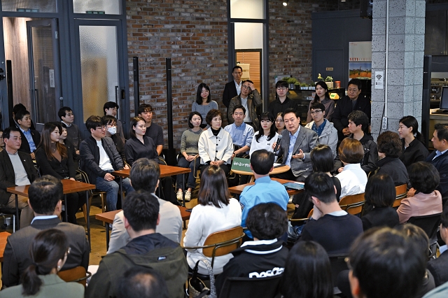 윤석열 대통령이 11월 1일 서울 마포구의 한 카페에서 열린 &lsquo;제21차 비상경제민생회의&rsquo;에서 발언하고 있다. 이날 회의는 소상공인, 택시기사, 무주택자, 청년 등 다양한 직업과 연령대의 시민이 참여해 묻고 답하는 민생 타운홀 미팅 방식으로 진행됐다. 사진 대통령실 