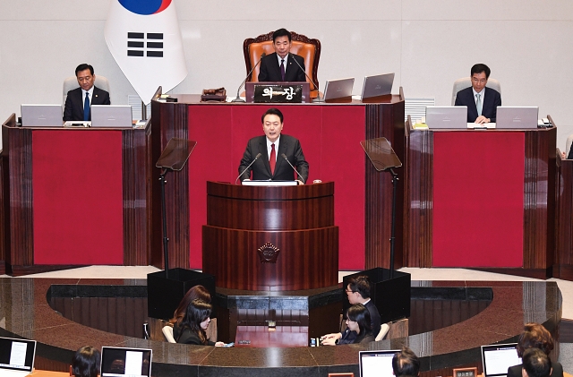 윤석열 대통령이 10월 31일 오전 서울 여의도 국회 본회의장에서 2024년도 예산안에 대한 시정연설을 하고 있다. 사진 뉴시스
