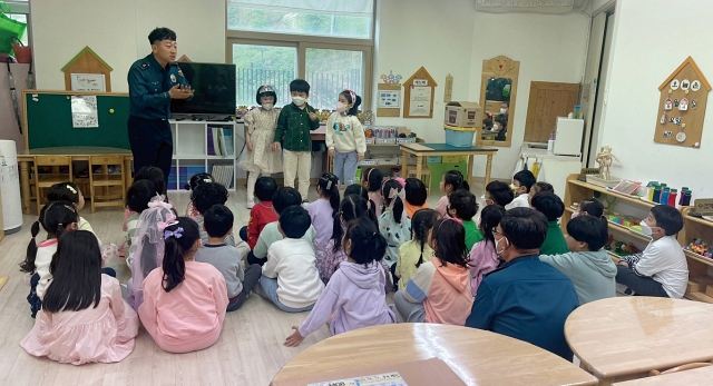 광주광역시 남구의 한 유치원에서 어린이들이 경찰관으로부터 아동학대예방 교육을 듣고 있다. 사진 뉴시스