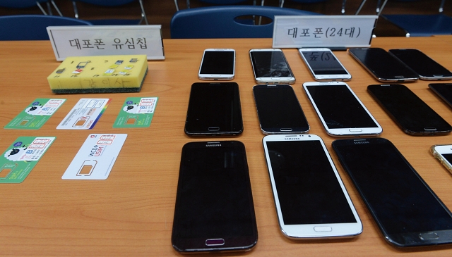 경찰에 압수된 불법 개통 휴대전화(대포폰)와 유심칩. 사진 뉴시스