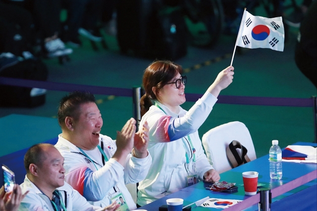 장미란 문화체육관광부 2차관이 10월 23일 2022 항저우 장애인아시아경기대회 역도 경기가 열린 샤오산 스포츠센터 체육관을 찾아 선수단을 응원하고 있다. 사진 문화체육관광부