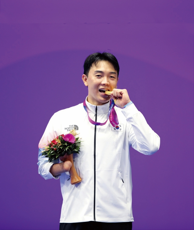 10월 25일 2022 항저우 장애인아시아경기대회 남자 태권도 80kg 이하 급에서 금메달을 획득한 주정훈이 세리모니를 하고 있다. 사진 대한장애인체육회