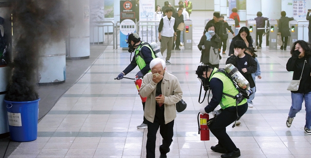 10월 23일 서울 강남구 학여울역과 SETEC에서 민·관·군·경·소방 관계자들이 ‘2023년 재난대응 안전한국훈련’을 하고 있다. 사진 뉴시스