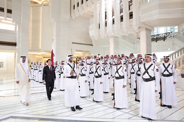카타르를 국빈 방문한 윤석열 대통령이 10월 25일(현지시간) 도하 아미리 디완 왕궁에서 열린 공식 환영식에서 타밈 빈 하마드 알 싸니 국왕과 함께 의장대를 사열하고 있다. 사진 뉴시스