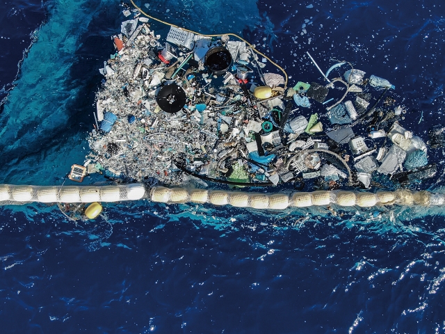 태평양 바다 한가운데에 형성된 거대 쓰레기 섬의 쓰레기를 수거하고 있는 비영리 환경단체 오션클린업의 장치. 사진 오션클린업