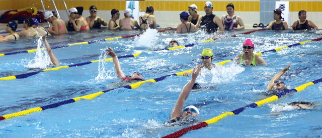대전의 한 수영장에서 이용객들이 강습을 받고 있다. 사진 뉴시스