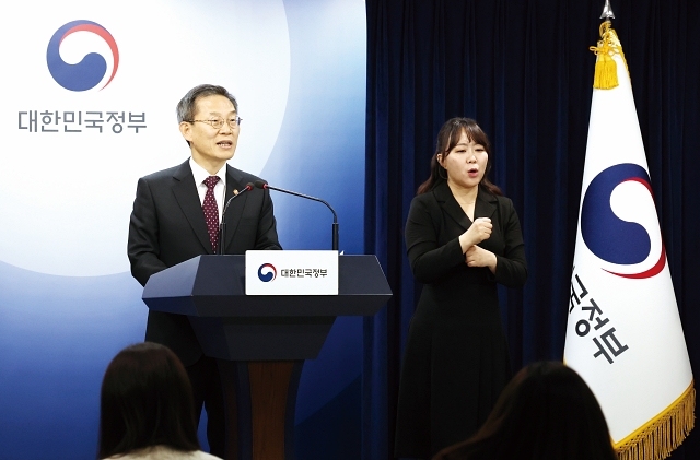 이종호 과학기술정보통신부 장관이 11월 8일 정부서울청사에서 &lsquo;통신비 부담 완화 방안&rsquo;을 발표하고 있다. 사진 뉴시스