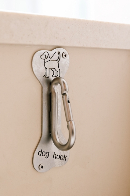 반려동물 동반 식당 내 비치된 리드줄 고정용 후크. 사진 C영상미디어