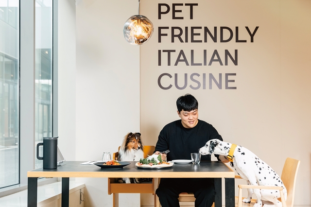 트라토리아 디 코코에서 반려견과 보호자가 한 테이블에서 식사하고 있다. 사진 C영상미디어