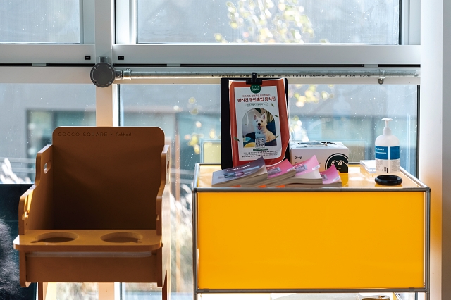 매장 안에 비치된 반려동물 전용 식탁과 각종 위생 용품