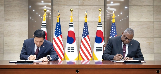 신원식 국방부 장관과 로이드 오스틴 미국 국방부 장관이 11월 13일 서울에서 열린 제55차 한미안보협의회에서 맞춤형 억제전략(TDS) 개정서에 서명하고 있다. 사진 국방부