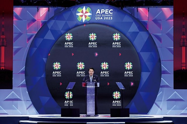 윤석열 대통령이 11월 15일(현지시간) 미국 샌프란시스코에서 열린 아시아태평양경제협력체(APEC) 최고경영자(CEO) 서밋에 참석해 기조연설을 하고 있다. 사진 뉴시스
