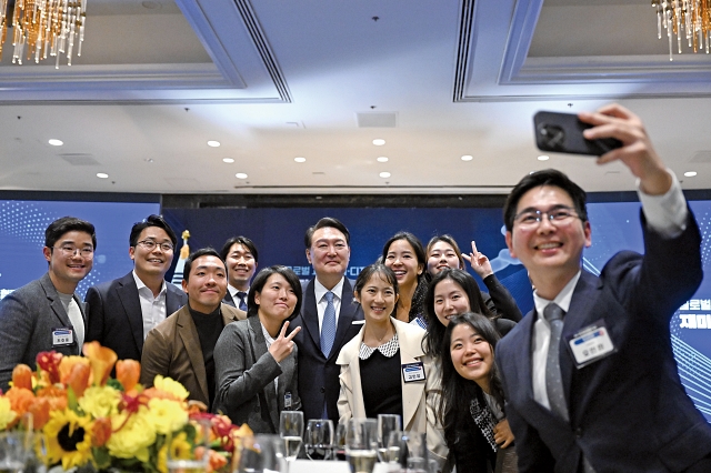 아시아태평양경제협력체(APEC) 정상회의 참석차 미국을 방문한 윤석열 대통령이 11월 15일(현지시간) 미국 샌프란시스코에서 열린 &lsquo;재미 한인 미래세대와의 대화&rsquo;를 마친 뒤 참석자들과 기념사진을 찍고 있다. 사진 뉴시스