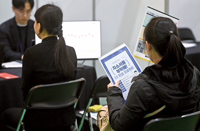 일자리 박람회를 찾은 청년들이 구직상담을 하기 위해 기다리고 있다. 사진 뉴시스
