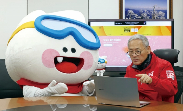 유인촌 문화체육관광부 장관이 11월 14일 &lsquo;2024 강원 동계청소년올림픽대회&rsquo; 캐릭터 &lsquo;뭉초&rsquo;의 안내에 따라 대회 입장권을 예약하고 있다. 사진 문화체육관광부