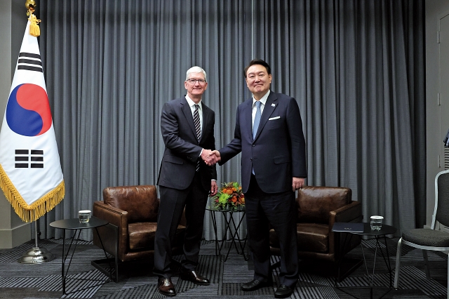 아시아태평양경제협력체(APEC) 정상회의 참석차 미국을 방문한 윤석열 대통령이 11월 15일(현지시간) 팀 쿡 애플 CEO와 만남을 가졌다. 사진 뉴시스