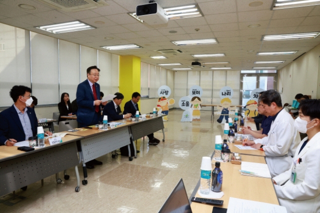조규홍 보건복지부 장관이 10월 20일 인천참사랑병원을 방문해 지원을 약속하고 있다. 사진 보건복지부