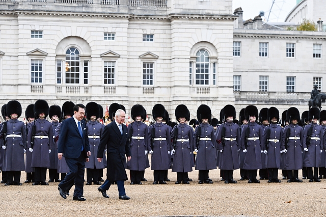 윤석열 대통령이 찰스 3세 국왕과 함께 의장대를 사열하고 있다사. 진 뉴시스