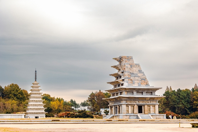 동아시아 최대 규모의 사역을 자랑했던 미륵사지, 그러나 지금은 원형 일부만 남은 미륵사지 석탑(국보, 오른쪽)과 복원된 동원의 구층석탑만 남아 있다.