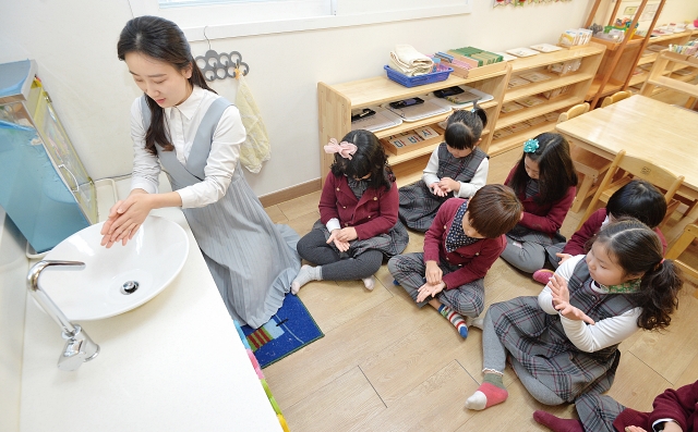 겨울철 식중독 예방을 위해 대구의 한 어린이집에서 손 씻기 교육을 실시하고 있다. 사진 뉴시스