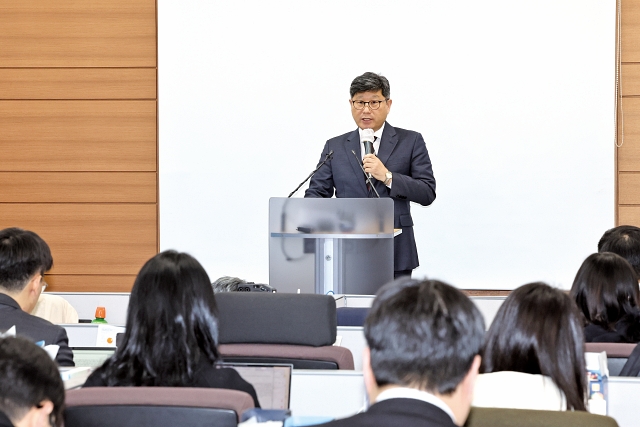 윤웅장 법무부 범죄예방국장이 11월 20일 &lsquo;전자감독 피해자 보호 시스템&rsquo; 강화 방안에 대해 설명하고 있다. 사진 뉴시스
