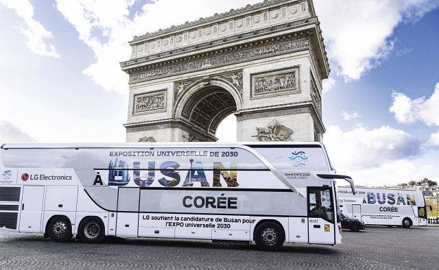 11월 26일 프랑스 파리 시내를 주행하며 2030 부산세계박람회 유치를 홍보하는 LG전자의 홍보 랩핑(wrapping) 버스. 사진 LG전자