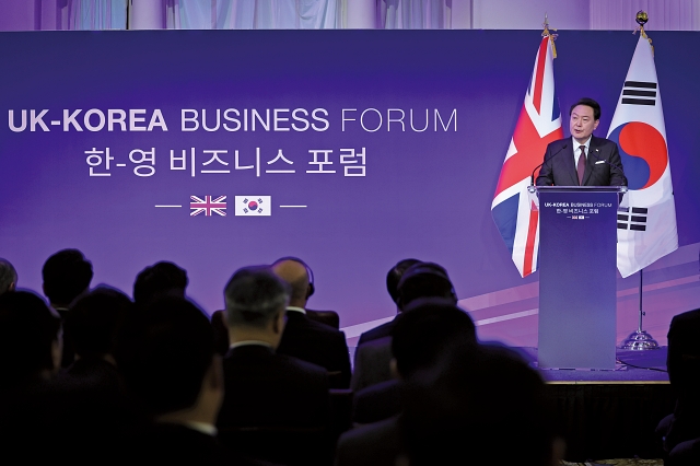 영국을 국빈 방문한 윤석열 대통령이 11월 22일(현지시간) 한·영 비즈니스 포럼에 참석해 축사를 하고 있다. 사진 뉴시스