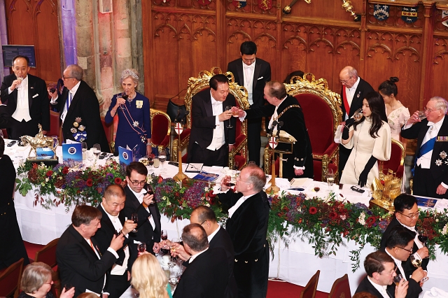 영국을 국빈 방문 중인 윤석열 대통령이 11월 22일(현지시간) 런던 길드홀에서 열린 런던금융특구 시장 주최 만찬에서 마이클 마이넬리 시장과 건배하고 있다. 사진 뉴시스