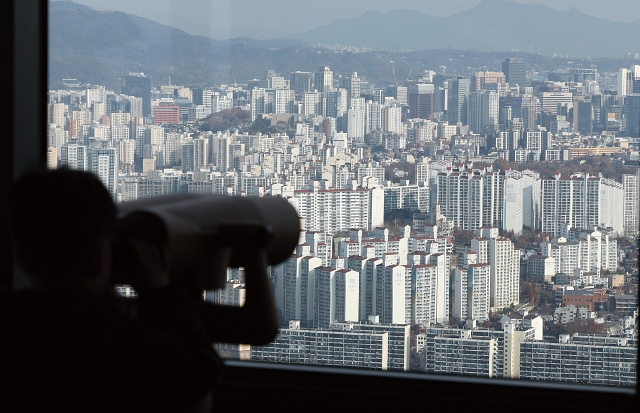 서울 영등포구 여의도 63빌딩 전망대에서 바라본 서울 시내 아파트의 모습. 사진 뉴시스