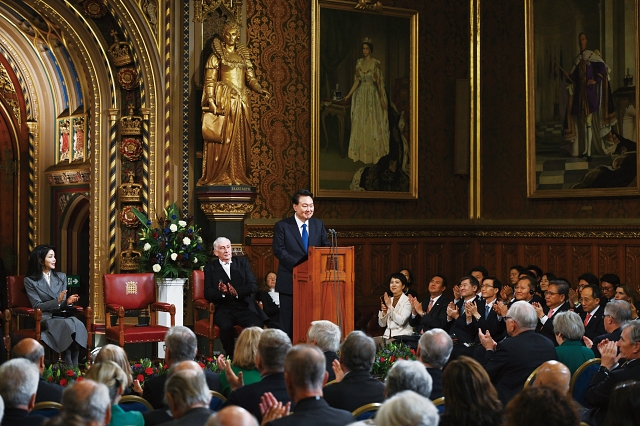 영국을 국빈 방문한 윤석열 대통령이 11월 21일(현지시간) 런던 영국 의회에서 연설을 마친 후 박수를 받고 있다. 사진 뉴시스