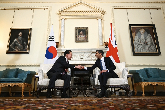윤석열 대통령이 11월 22일(현지시간) 런던 다우닝가 10번지 영국 총리 관저에서 리시 수낙 총리와 환담한 뒤 악수하고 있다. 사진 뉴시스