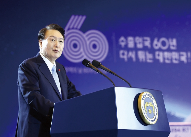 윤석열 대통령이 12월 5일 서울 강남구 코엑스에서 열린 &lsquo;제60회 무역의날 기념식&rsquo;에서 축사하고 있다. 사진 뉴시스