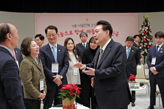 윤석열 대통령이 12월 4일 용산 대통령실에서 열린 &lsquo;2023년 기부&middot;나눔 단체 초청 행사&rsquo;를 마친 후 탤런트 고두심 씨, 최은석 CJ제일제당 대표 등 참석자들과 환담하고 있다. 사진 대통령실