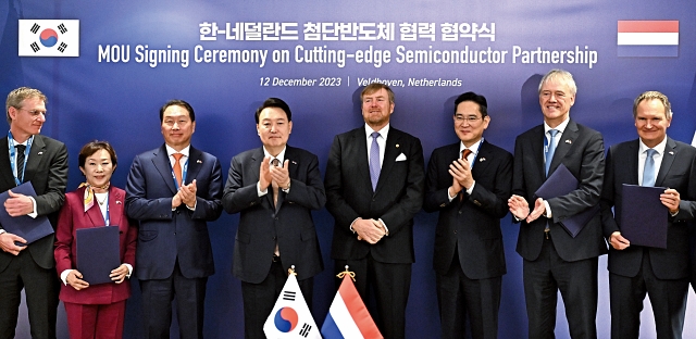 윤석열 대통령과 빌렘-알렉산더 네덜란드 국왕이 12월 12일(현지시간) ASML 본사에서 열린 한&middot;네덜란드 첨단반도체 협력 협약식을 마친 뒤 기념촬영을 하고 있다. 왼쪽 세번째부터 최태원 SK그룹 회장, 윤 대통령, 알렉산더 국왕, 이재용 삼성전자 회장, 피터 베닝크 ASML 최고경영자. 사진 뉴시스