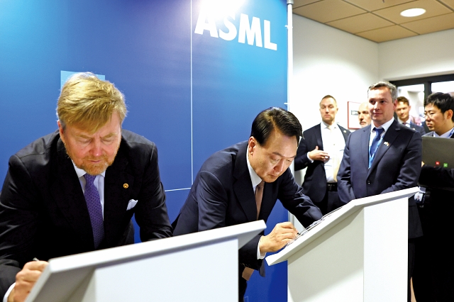 윤석열 대통령과 빌렘-알렉산더 네덜란드 국왕이 12월 12일(현지시간) ASML 본사에서 반도체 웨이퍼에 서명하고 있다. 사진 대통령실