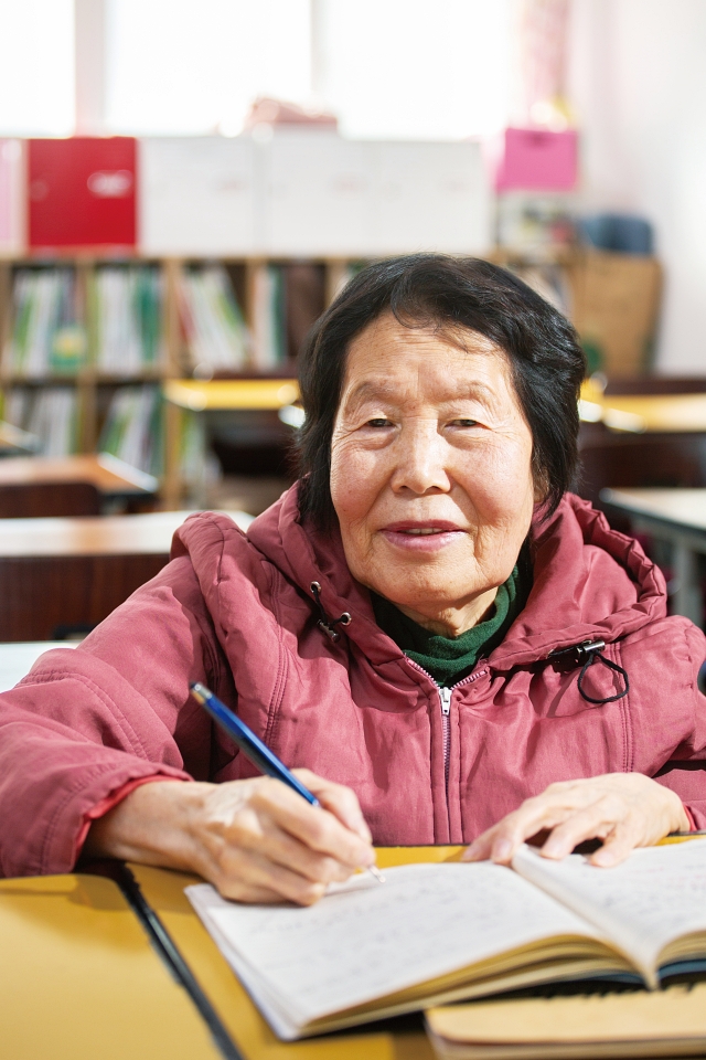 일성여중고 최고령 수능 응시생인 82세 김정자 씨는 학교에 다니는 동안 한번도 지각, 결석을 하지 않았고 매일 가장 먼저 교실 문을 여는 학생이었다. 사진 C영상미디어