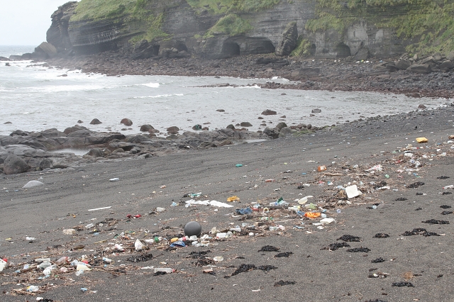 제주 해안가에 밀려온 해양 쓰레기가 가득 쌓여있다. 사진 뉴시스