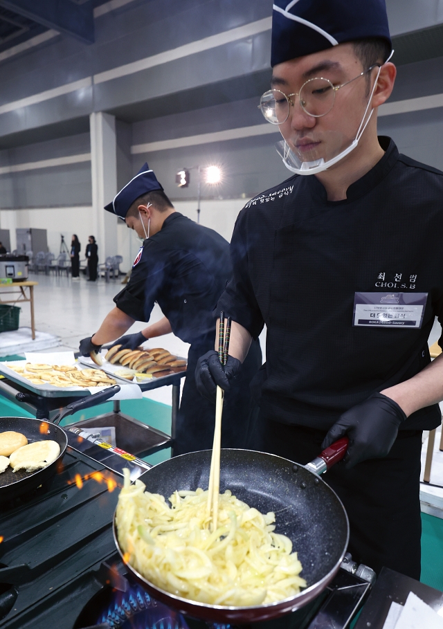 육군 제17보병사단 더 맛있는 급식팀이 11월 7일 서울 서초구 aT센터에서 열린 2023 국제군인요리대회에서 ‘군대리아’를 만들고 있다. 사진 뉴시스