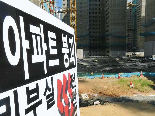 지하주차장 붕괴로 공사가 중단된 인천 서구 검단신도시의 한 LH 아파트 건설 현장.사 진 뉴시스