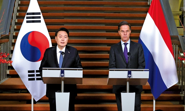 윤석열 대통령과 마크 루터 네덜란드 총리가 12월 13일(현지시간) 헤이그 총리실 중앙홀에서 공동기자회견을 하고 있다. 사진 뉴시스